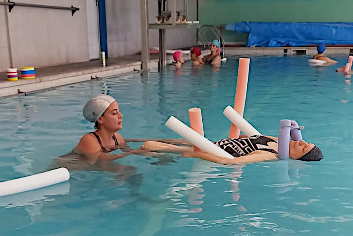 Imagen de ejercicio de fisioterapia en pileta